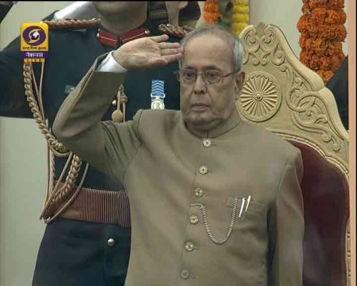 परेड की सलामी लेते हुए राष्ट्रपति