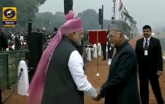 पीएम मोदी राजपथ पर उपराष्ट्रपति मोहम्मद हामिद अंसारी का स्वागत करते हुए.