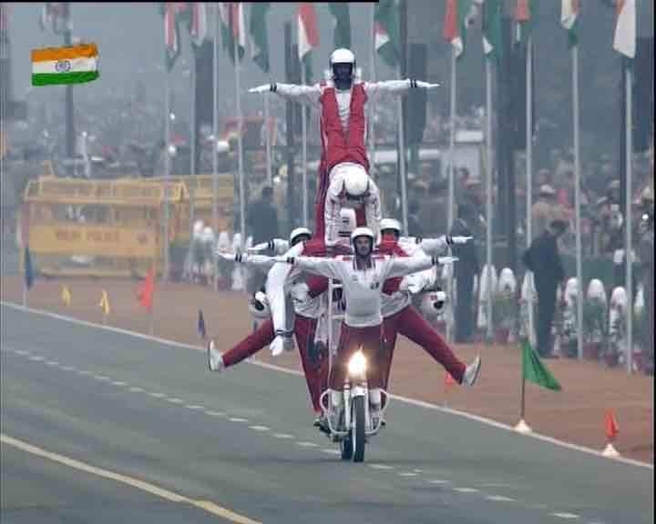 राजपथ पर मौजूद लोगों ने अपने कैमरे में इन पलों को कैद कर लिया. 