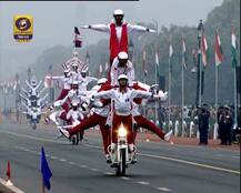 गणतंत्र दिवस: दुश्मनों को धूल चटाने वाले जवानों का बाइक स्टंट, देखें तस्वीरें