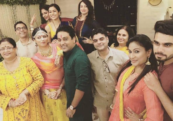 दरअसल शादी केदारनाथ के पास हो रही है, लिहाजा इस ठंढ के मौसम को ध्यान में रखते हुए कविता और रोनित की शादी में 15 लोगों के ही शरीक होने की संभवना है.