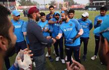 INDvsENG मैच में राष्ट्रगान के वक्त च्यूइंगगम चबाते दिखे परवेज़ रसूल पर भड़के लोग