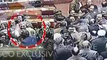 पाकिस्तान: संसद में मंत्री को चोर कहने पर हाथापाई, मंत्री से भिड़े इमरान खान के सांसद