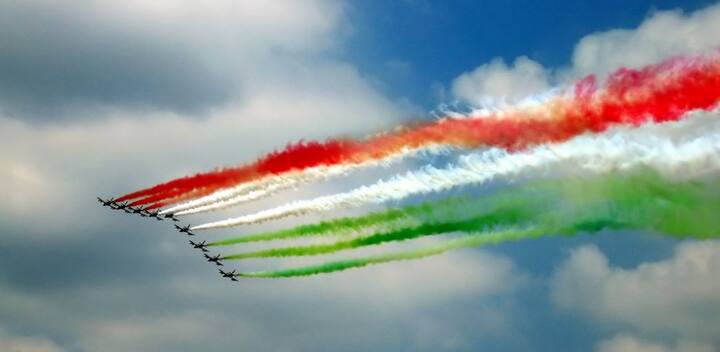 भारत की विविधता इतिहास से लेकर मौजूदा वक्त तक, यहां आने वाले लोगों को आकर्षित करती रही है और मेहमान नवाज़ी में भारत का कोई सानी नहीं रहा है. भारत में मेहमानों के लिए 'अतिथि देवो भव:' का भाव यहां की सभ्यता, संस्कृति और परंपरा का हिस्सा है. 68वें गणतंत्र दिवस के मौके पर भारत आए अबु धावी के प्रिंस मोहम्मद बिन जायद अल नाहयान ने यहां की विविधता की सराहना की. भारत में यह रिवायत रही है कि गणतंत्र दिवस पर के मौके पर यहां आए मुख्य अतिथि के सम्मान में राष्ट्रपति भवन में भोज का आयोजन किया जाता है. इस बार भी रायसीना हिल्स पर स्थित भव्य राष्ट्रपति भवन में अबु धाबी के क्राउन प्रिंस के लिए 'ऐट होम' कार्यक्रम का आयोजन किया गया, जिसमें कई गणमान्य लोग उपस्थित थे. देखें तस्वीरें.