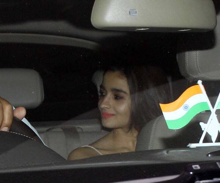 विकास ने बॉलीवुड के अपने खास दोस्तों के लिए इस पार्टी का आयोजन किया था. आलिया भट्ट भी इस पार्टी में पहुंची.