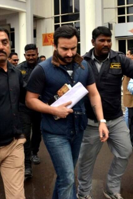  सलमान और सैफ अदालत में लगभग आधा घंटा और एक घंटा रुके. वहीं अभिनेत्रियों को अदालत में लगभग दो घंटे रुकना पड़ा.