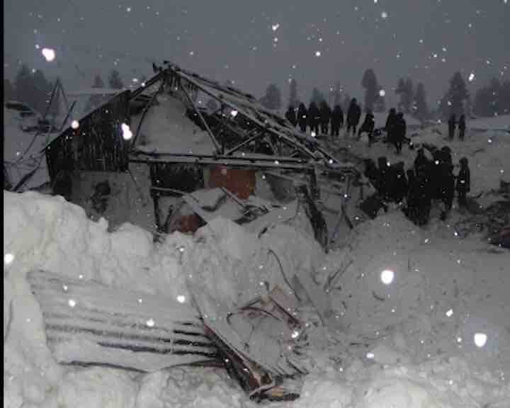 आपको बता दें कि 4 नागरिकों को भी इसमें अपनी जान गंवानी पड़ी है, राहत और बचाव कार्य अभी जारी है. सेना के पीआरओ के मुताबिक अभी मृतक जवानों के शव मौसम खराब होने की वजह से आगे नहीं ले जा पा रहे हैं. जैसे ही मौसम साफ होगा हम जवानों के शवों को हेलीकॉप्टर की मदद से श्रीनगर पहुंचाएंगे.