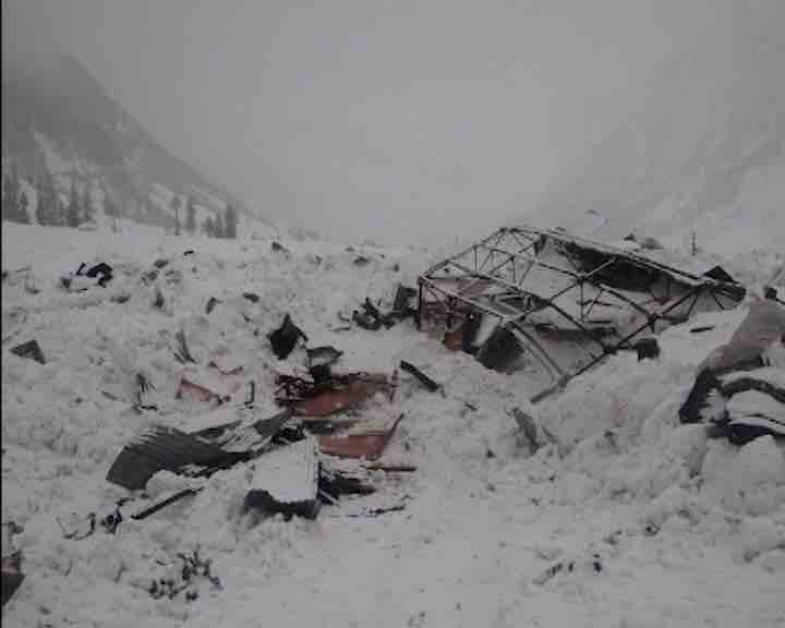 लगातार बर्फबारी की वजह से 25 जनवरी की शाम यहां दो बड़े हिमस्खलन हुए. आर्मी कैंप पहले हिमस्खलन की चपेट में आया, बचाव कार्य शुरू होने के बाद पता लगा कि बर्फ के नीचे दबने से सात सैनिकों की मौत हो गई.