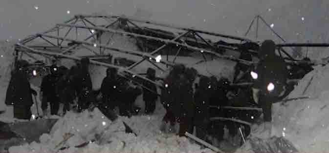 वहीं बर्फ खिसकने का शिकार एक गश्त कर रही पार्टी भी हुई, इसमें तीन सैनिकों की मौत हुई. आज जिन सैनिकों के शव बरामद हुए उनको लेकर अभी जानकारी नहीं मिल पायी है.