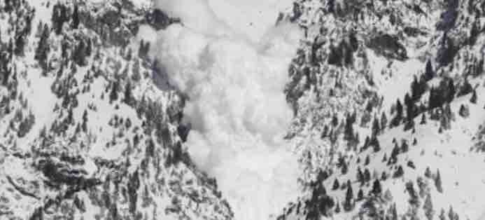 बांदीपुरा के गुरेज सेक्टर पर बर्फ खिसकने से 15 जवानों की मौत हो गई है. कल सेना के कैंप पर अचानक हुए हिमस्खलन में कुल दस जवानों की मौत हो गई थी. एक जवान को बचा लिया गया था बाकी चार जवान लापता थे. आज चार और जवानों के शव भी बरामद कर लिए गए हैं.