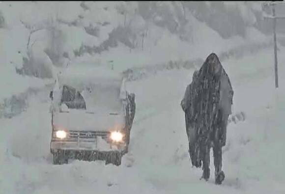 गुरेज़ सेक्टर श्रीनगर से करीब 123 किलोमीटर दूर है. समुद्र तल से इसकी ऊंचाई करीब 8 हज़ार फीट है, इसकी सीमा पाकिस्तानी कब्ज़े वाले कश्मीर से लगती है, इसी वजह से यहां जवानों को तैनात रहना पड़ता है. मौसम विभाग के मुताबिक अभी जम्मू-कश्मीर के पहाड़ी इलाकों में अगले कुछ दिनों तक और ज्यादा हिमस्खलन की आशंका है.