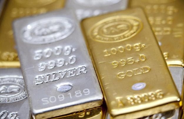 Gold Silver Price Today rs 1000 fall in silver rate and no change in gold rate Gold Silver Price Today : चांदी सत्तर हजारांच्या आत, दरात 1000 रुपयांची घसरण, सोने 'जैसे थे'