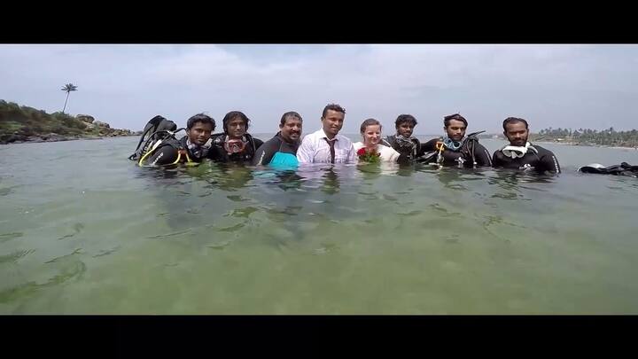  हालांकि, इसमें कोई दो राय नही कि कई और इसी तरह अपनी शादी को अलग से करने के वीडियो सामने आते रहे है. इससे पहले कोहलापुर में भी युगल का ऊपर हवा में शादी की तसवीरें देखने को मिली थी.  