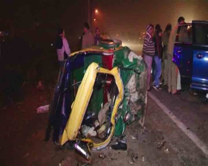 प्रतापगढ़: तेज रफ्तार ट्रक की टैम्पो से जबरदस्त टक्कर, 10 की मौत Ten killed in road accident at Pratapgarh at Uttar Pradesh प्रतापगढ़: तेज रफ्तार ट्रक की टैम्पो से जबरदस्त टक्कर, 10 की मौत