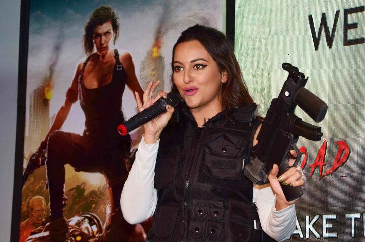 Happy For Those In Hollywood But I Am Content Here Sonakshi Sinha हॉलीवुड में काम करने वालों के लिए खुश हूं लेकिन मैं यहीं ठीक: सोनाक्षी सिंहा