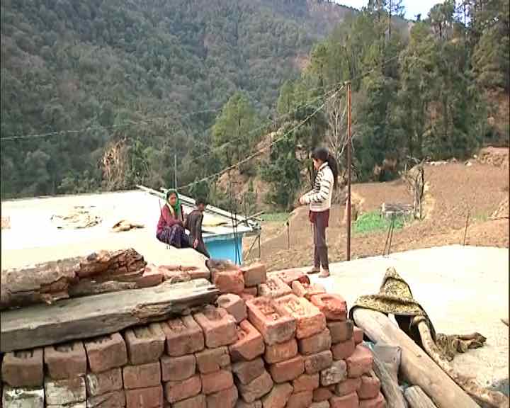 उत्तराखंड: धनौल्टी के गांव की कहानी, जहां ना सड़क है ना ही शौचालय