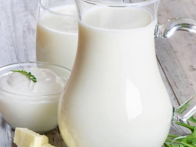 कई लोग मानते हैं कि दूध अपने आपमें में पूरी तरह पोषक है. कई बार बच्चे खाना नहीं खाते तो हम सोचते हैं कि बच्चे को दूध दे दिया तो ये अपने आपमें कम्प्लीट फूड है. इस बात में भी सच्चाई नहीं है क्योंकि दूध में कैल्शियम, प्रोटीन जैसी चीजें ही पाई जाती है. जबकि विटामिन्स और मिनरल्स की बहुत अधिकता दूध में नहीं होती है. ऐसे में दूध अपने आपमें कम्प्लीट फूड नहीं है. 