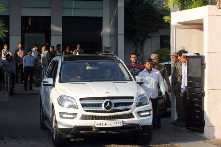  सलमान वहां एक घंटे तक रुके और बयान दर्ज कराने के बाद तत्काल रवाना हो गए. अन्य कलाकार ढाई घंटे अदालत में रूके. मजिस्ट्रेट ने सबसे पहले एक स्थानीय सह कलाकार दुष्यंत सिंह का बयान दर्ज किया जिसके बाद सलमान और अन्य के बयान दर्ज हुए.