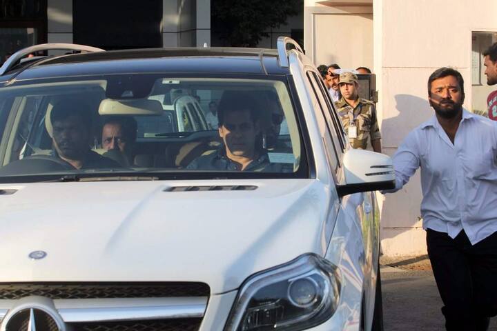  इससे पहले, अदालत ने सलमान और अन्य सह आरोपियों को साल 1998 में कंकणी गांव में काले हिरन के शिकार मामले में बयान दर्ज कराने के लिए समन भेजे थे.