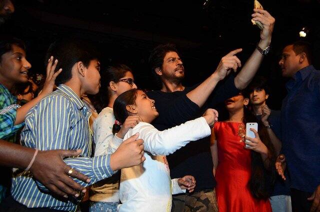 शाहरुख ने सेल्फी लेकर बच्चों की डिमांड पूरी की.