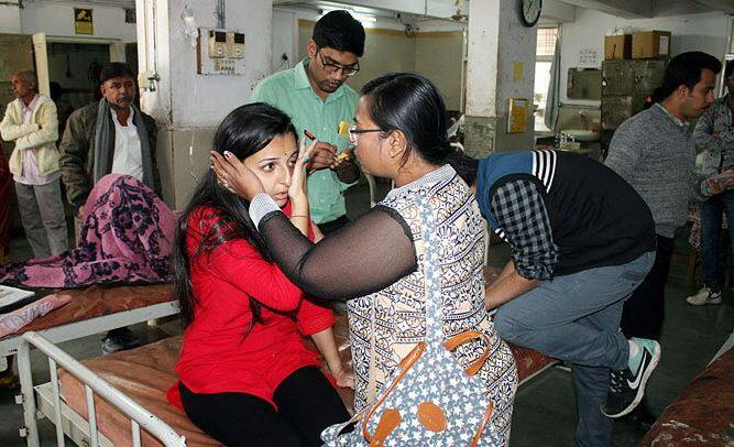 मोपेड पर सवार लड़की को चोटें आईं और रविन्द्र जडेजा तुरंत उस लड़की को अस्पताल ले गए. खबरों के मुताबिक जडेजा की कार से टकराई लड़की जामनगर के विद्यासागर इन्फोटेक में पढ़ाई कर रही हैं.