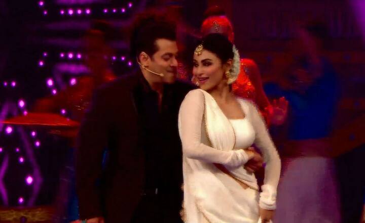 सलमान खान के साथ ठुमके लगाती टीवी की नागिन मौनी रॉय.