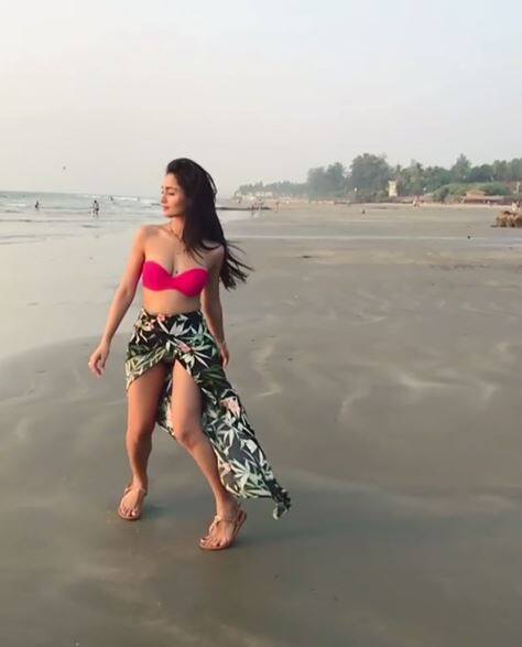 कुछ दिनों पहले त्रिभा गोवा के बीच पर हॉलिडे एंजॉय करने के दौरान इस तस्वीरें और वीडियो त्रिभा ने फोटो शेयरिंग साइट इंस्टाग्राम पर शेयर किया था.