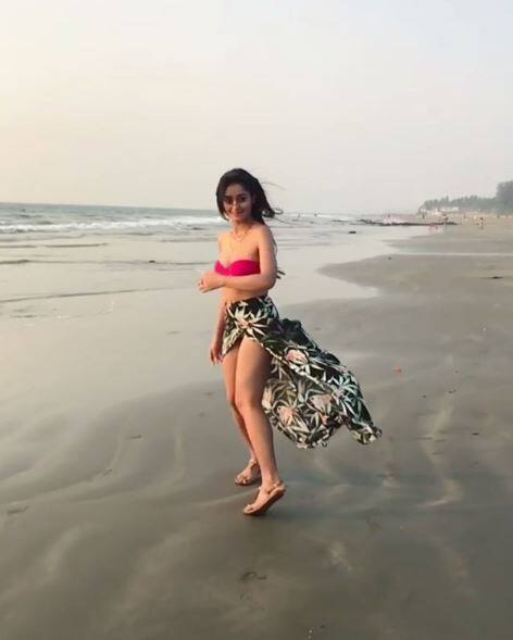  इन तस्वीरों में त्रिधा बेहद खूबसूरत नजर आ रही हैं.