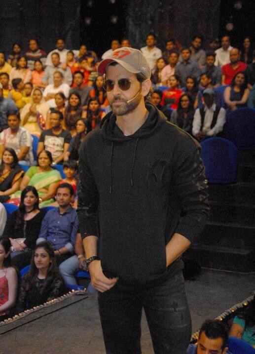 संजय गुप्ता का निर्देशन काफी अच्छा है. वो अपनी फिल्मों में सस्पेंस के लिए जाने जाते हैं.