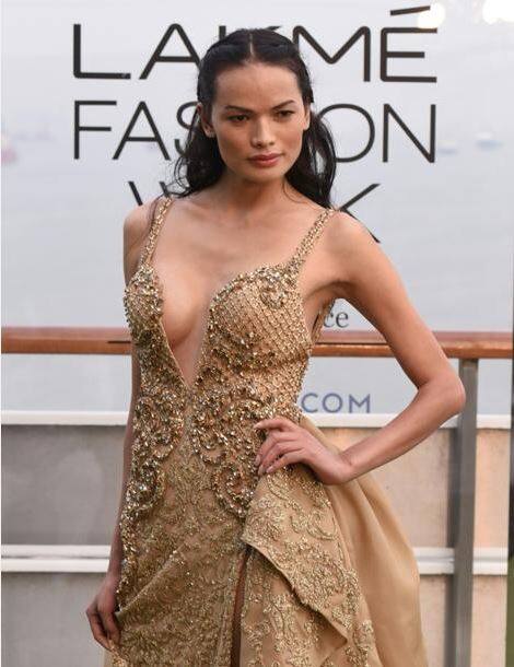 नेपाल की पहली ट्रांसजेंडर मॉडल ने कहा कि जितने भी ट्रांसजेंडर लोगों को खुद पर भरोसा रखना चाहिए और अपने लक्ष्य के बारे में सोचना चाहिए.