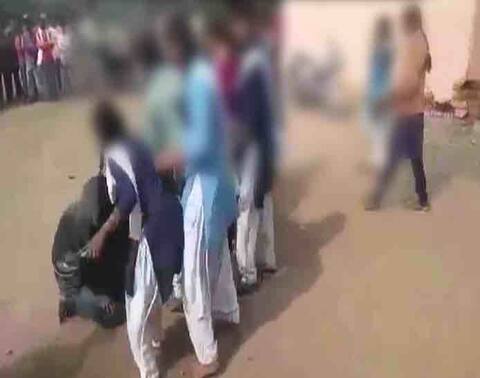 भोपाल : स्कूल में मनचलों की मरम्मत, छात्राओं ने चप्पलों से पीटा भोपाल : स्कूल में मनचलों की मरम्मत, छात्राओं ने चप्पलों से पीटा