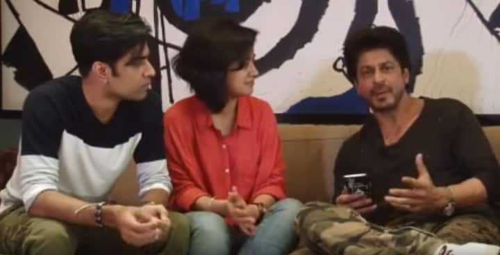 अपनी मेहनते के दम पर शोहरत हासिल करने वाले शाहरुख खान का फिल्मी कैरियर शानदार रहा है. शानदार अभिनेता होने के साथ-साथ वे एक हंसते खेलते परिवार का हिस्सा हैं और इस परिवार में उनके तीन बच्चे भी शामिल है. अपने बच्चों से उन्हें बेहद लगाव है. खासकर सबसे छोटे बेटे अबराम के साथ वे अपनी तस्वीरें भी लगातार शेयर करते रहते हैं. अभी हाल ही में रिलीज हुई अपनी फिल्म रईस के सिलसिले में शाहरुख एक इंटरव्यू दे रहे थे. तभी अचानक शाहरुख के सबसे छोटे बेटे अबराम वहां आ पहुंचें. आगे की कहानी तस्वीरों में-