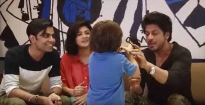 इंटरव्यू के दौरान अचानक अबराम वहां आ पहुंचे और अपने पिता शाहरुख से कहा कि उन्हें अंगुठे में चोट लगी है.