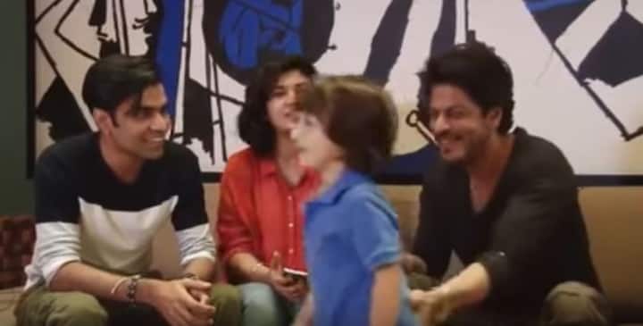 पिता के समझाने के बाद अबराम वहां से खिलखिलाते हुए चले गए.