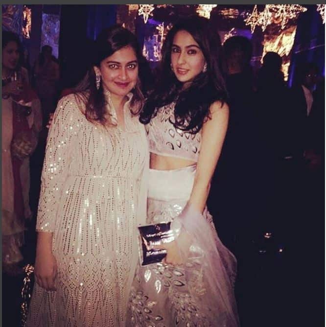 यहां संगीत सेरेमनी के मौके पर भी सारा अली खान ने संदीप खोसला का डिजाइऩर लहंगा पहना. (Photo: Instagram)