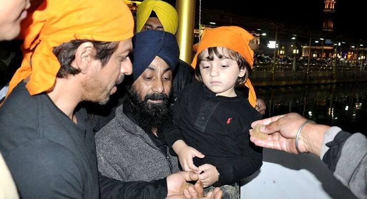शाहरुख ने बेटे अबराम के साथ ट्विटर पर तस्वीर साझा किया, जिसमें दोनों काले रंग के कपड़े में नजर आ रहे हैं. उन्होंने नारंगी रंग के कपड़े से अपने सिर ढके हुए हैं.