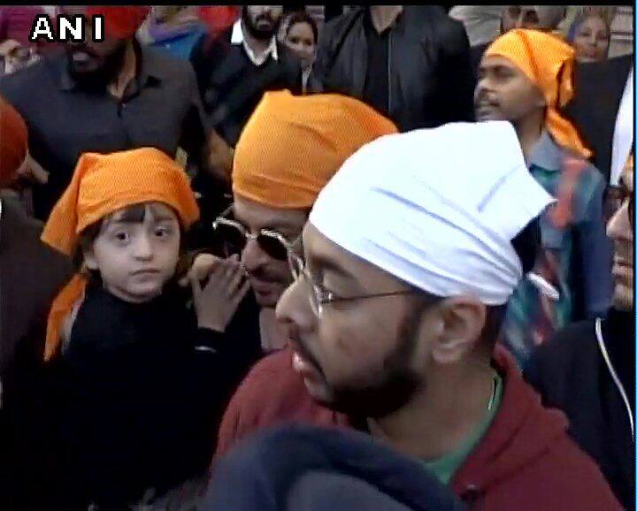 निर्माताओं की तरफ से जारी बयान में कहा गया कि दरबार साहिब की यात्रा निजी थी. फिल्म की सफलता से खुश होकर आभार जताने के लिए उन्होंने यह यात्रा की.