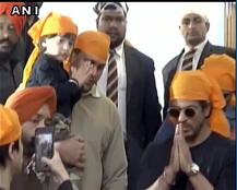 शाहरुख खान बेटे अबराम के साथ स्वर्ण मंदिर पहुंचे, देखें तस्वीरें 