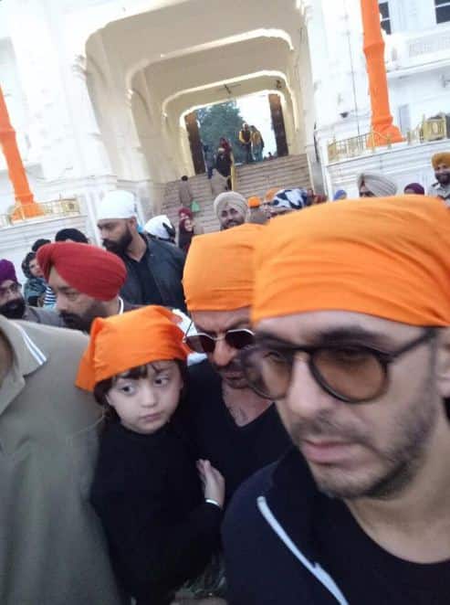 अभिनेता और निर्माता फिल्म के प्रचार के सिलसिले में अमृतसर पहुंचे और समय निकालकर मंगलवार को दरबार साहिब का दौरा किया. 