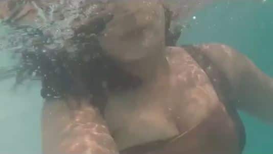 इस वीडियों में वे पूल में अंदर-बाहर होती नज़र आ रही हैं.