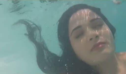 उनकी पिछली फिल्म कैब्रे भी काफी ग्लैमरस थी.