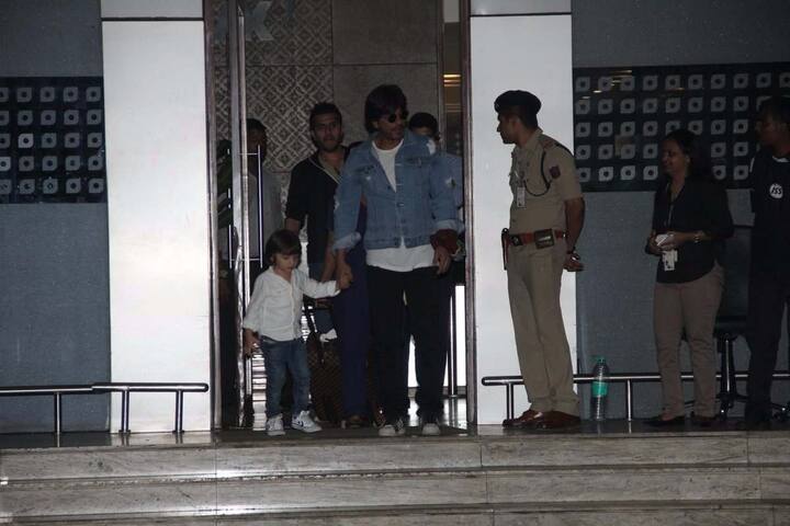 अब जो तस्वीरें आई हैं उनमें शाहरुख और अबराम साथ-साथ निकल रहे हैं.