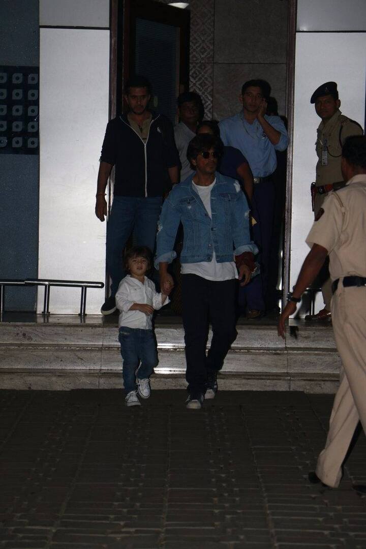 पहले तो उन्होंने एक इंटरव्यू के बीच आकर शाहरुख को अपनी चोट लगी उंगली दिखाई और SRK के इंटरव्यू की सारी लाइमलाइट ले गए.