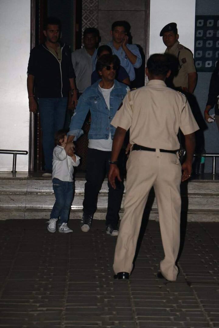 बाहर निकलते अबराम कैमरे को देखकर चिढ़ गए और खुद को पापा के पीछ छुपा लिया.