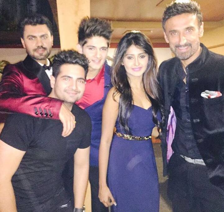 उनके अलावा इस पार्टी में लोपामुद्रा, लोकेश, आकंक्षा शर्मा, नितिभा कौल, मनवीर गुज्जर, रोहन मेहरा के साथ उनकी गर्लफ्रेंड कांची सिंह भी आईं थी.