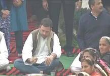 पंजाब: राहुल गांधी ने खाया बालियां गांव के लोगों के साथ खाना