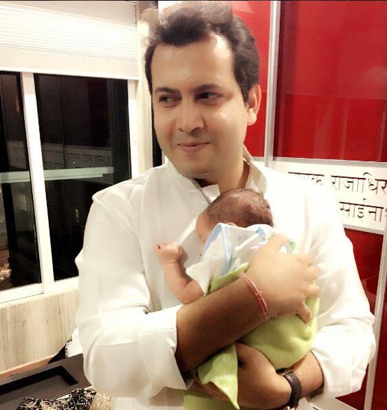 इस तस्वीर में श्वेता के पति अभिनव कोहली बेटे रेयांश के साथ नजर आ रहे हैं. 