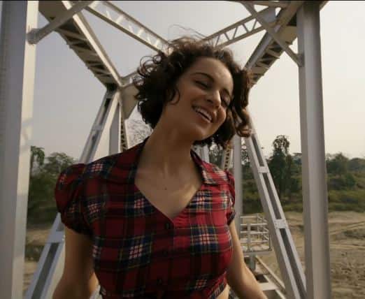  'रंगून' सैफ अली खान, कंगना रनौत और शाहिद कपूर के अभिनय से सजी एक रोमांचक त्रिकोणीय प्रेम पर आधारित है. विशाल भारद्वाज की निर्देशित फिल्म 24 फरवरी को रिलीज होगी. (All Photos- Video Shared by Tseries on Youtube)