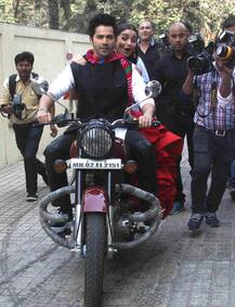 ट्रेलर लॉन्च पर दुल्हनिया आलिया के साथ वरूण धवन की बुलेट पर हुई धमाकेदार एंट्री, देखें Pics