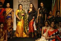LFW 2017: रेड-ब्लैक सारी में रैंप पर उतरीं प्रीति जिंटा, चुलबुले अंदाज में जीत लिया सबका दिल